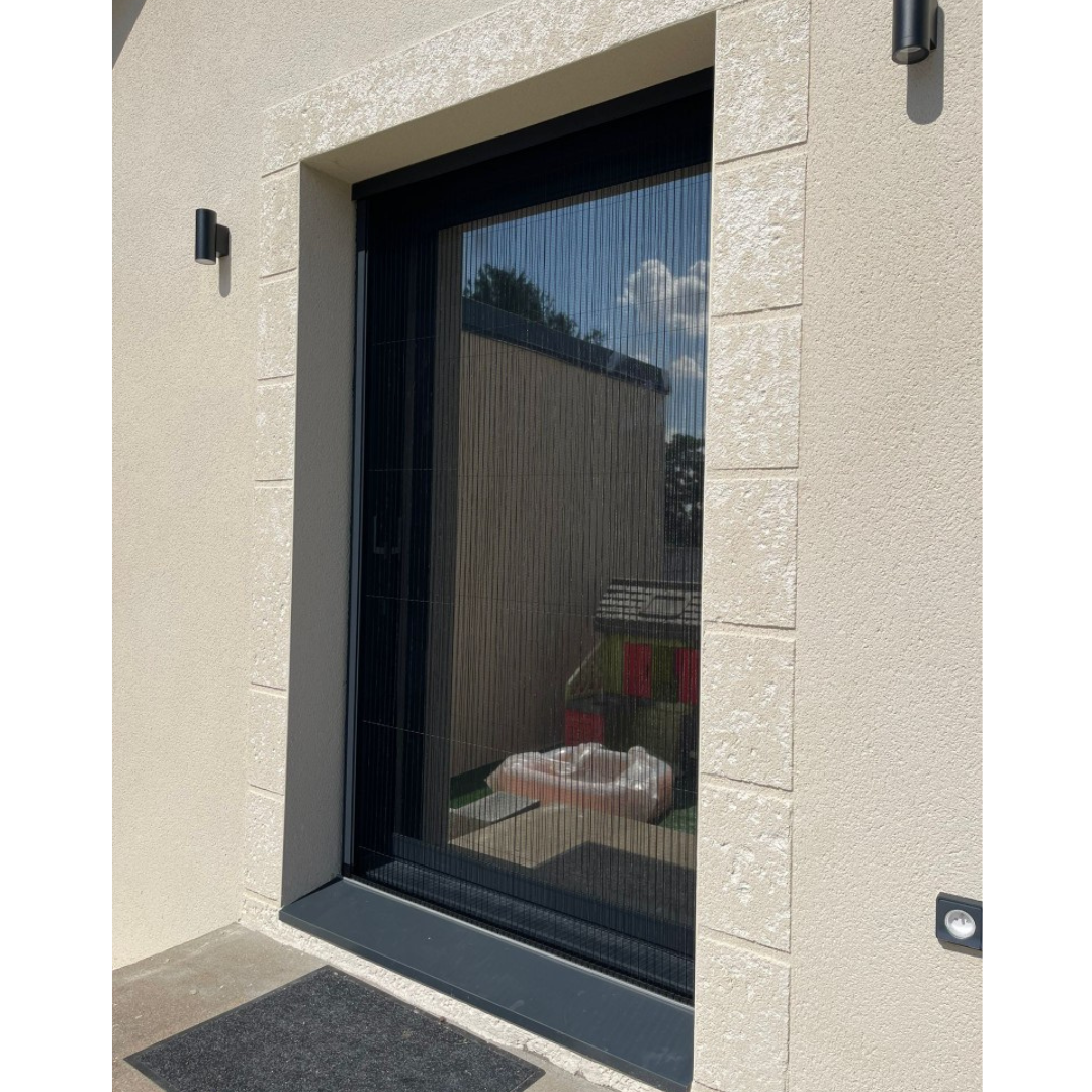 Moustiquaire plissé structure RAL7016 assorti aux menuiseries : discrétion et elegance !